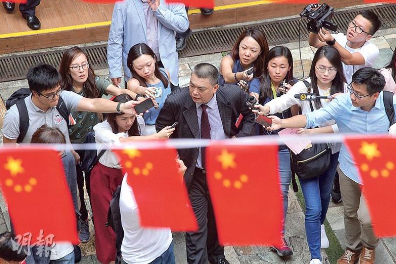 參與政府「摸底」的屏山鄉委會主席曾樹和(中,黑色西裝者)昨在鄉議局國慶酒會上,繼續成為記者追訪對象。被問及政府稱不會擱置橫洲二、三期發展,曾樹和強調,政府事要由政府安排,「我們會協助政府,放心」。(李紹昌攝) 參與政府「摸底」的屏山鄉委會主席曾樹和(中,黑色西裝者)昨在鄉議局國慶酒會上,繼續成為記者追訪對象。被問及政府稱不會擱置橫洲二、三期發展,曾樹和強調,政府事要由政府安排,「我們會協助政府,放心」。(李紹昌攝)