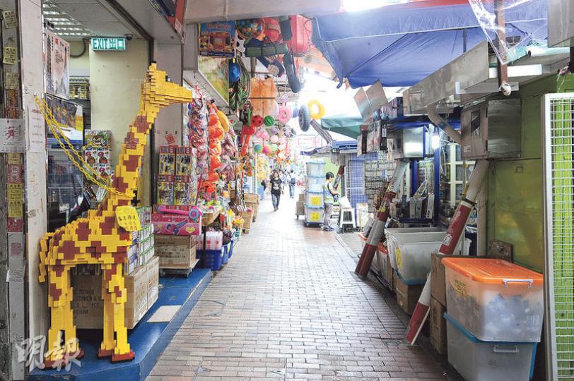 本報記者昨到深水埗一帶的阻街黑點觀察,發現大部分店舖已將貨品移至舖內。(衛永康攝) 本報記者昨到深水埗一帶的阻街黑點觀察,發現大部分店舖已將貨品移至舖內。(衛永康攝)