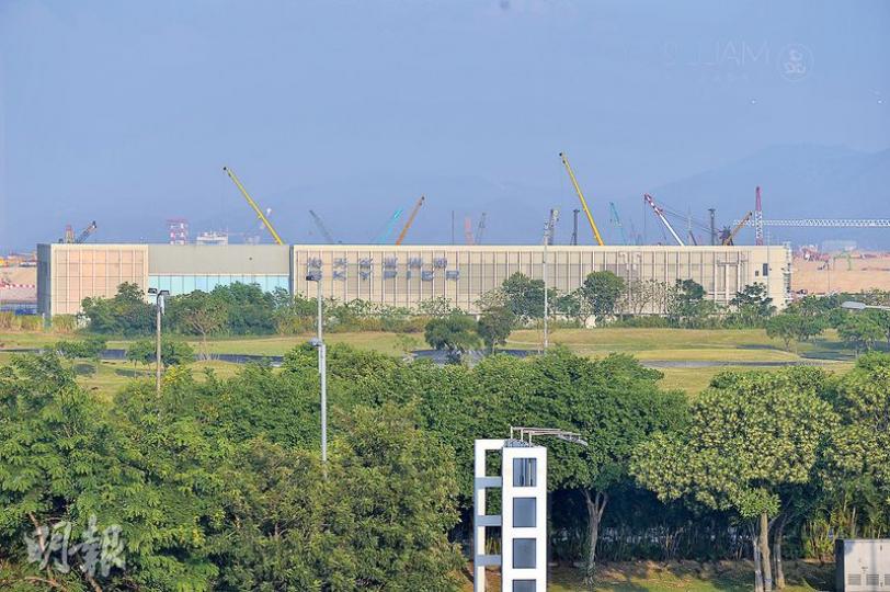 位於機場二號客運大樓及亞博館之間的機場北商業區,以往用作高爾夫球場及停車場。政府昨日宣布以2000元象徵式地價,准許將機場北商業區從原有機場地契分割出來,並向機管局批出一份新的北商業區地契,為期50年,未來將用作發展大型商場、酒店及辦公大樓等項目。(鄧宗弘攝) 位於機場二號客運大樓及亞博館之間的機場北商業區,以往用作高爾夫球場及停車場。政府昨日宣布以2000元象徵式地價,准許將機場北商業區從原有機場地契分割出來,並向機管局批出一份新的北商業區地契,為期50年,未來將用作發展大型商場、酒店及辦公大樓等項目。(鄧宗弘攝)