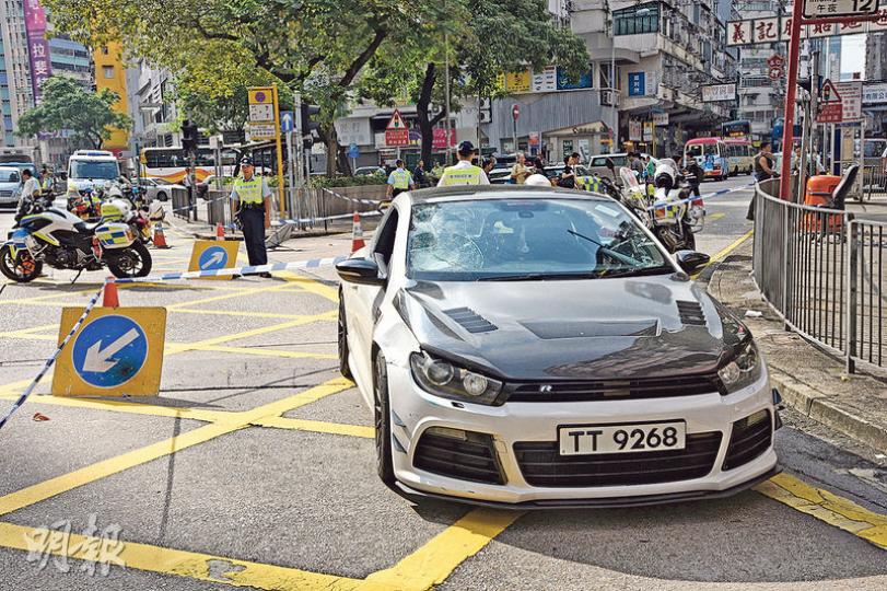 肇事福士跑車失控撞斃過路八旬老翁後停在現場接受調查。(蔡方山攝)旺角奪命車禍發生後,交警趕至封鎖現場調查及拘捕肇事司機帶署扣查;現場馬路遺下一把疑屬死者的毁爛雨傘。(蔡方山攝) 肇事福士跑車失控撞斃過路八旬老翁後停在現場接受調查。(蔡方山攝)旺角奪命車禍發生後,交警趕至封鎖現場調查及拘捕肇事司機帶署扣查;現場馬路遺下一把疑屬死者的毁爛雨傘。(蔡方山攝)