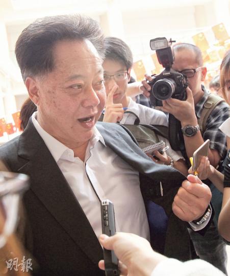 特首梁振英之前喺記者會突然語帶哽咽,話政府工作「粒粒皆辛苦」,上水鄉委會主席侯志強噚日出席鄉議局國慶酒會,就用英文評價CY嘅表現係「choking my air」。(李紹昌攝) 特首梁振英之前喺記者會突然語帶哽咽,話政府工作「粒粒皆辛苦」,上水鄉委會主席侯志強噚日出席鄉議局國慶酒會,就用英文評價CY嘅表現係「choking my air」。(李紹昌攝)