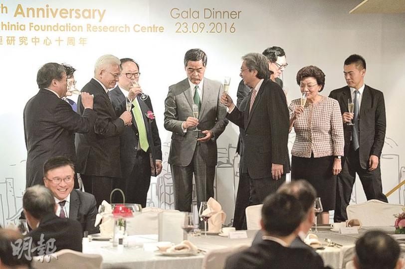 行政長官梁振英(左五)昨晚出席智經研究中心成立10周年晚宴,以長達20分鐘的演辭指出現時本港的土地供應不足等問題。圖為眾人包括財政司長曾俊華(右四)在台上祝酒。(鄧宗弘攝) 行政長官梁振英(左五)昨晚出席智經研究中心成立10周年晚宴,以長達20分鐘的演辭指出現時本港的土地供應不足等問題。圖為眾人包括財政司長曾俊華(右四)在台上祝酒。(鄧宗弘攝)