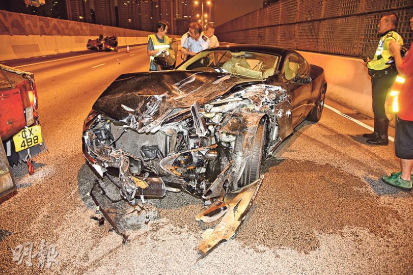 涉事Aston Martin DB9跑車車頭撞散,引擎外露,司機沒有受傷。(蔡方山攝)被撞的士連番打轉後四輪朝天,司機一度受傷被困。(蔡方山攝) 涉事Aston Martin DB9跑車車頭撞散,引擎外露,司機沒有受傷。(蔡方山攝)被撞的士連番打轉後四輪朝天,司機一度受傷被困。(蔡方山攝)