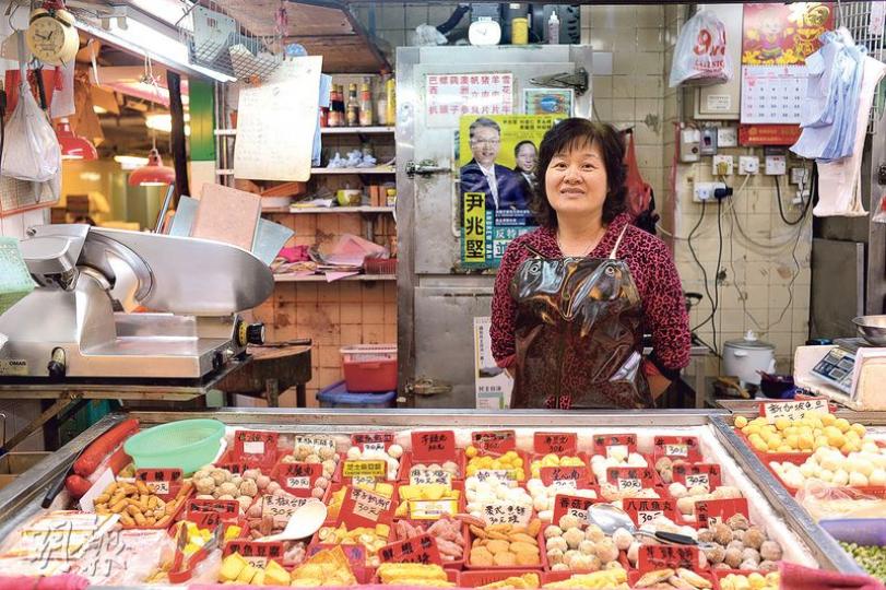 鍾太於長發街市賣凍肉16年,她指以前房屋署於街市管理上較有人情味,會劃位讓他們擺放存貨,惟其後管理者用盡街市空間收租賺錢,令她意興闌珊。(鍾林枝攝)長發街市裝修在即,不少商戶提早結業,更開始拆掉舖位內的裝潢,準備「交吉」。(鍾林枝攝) 鍾太於長發街市賣凍肉16年,她指以前房屋署於街市管理上較有人情味,會劃位讓他們擺放存貨,惟其後管理者用盡街市空間收租賺錢,令她意興闌珊。(鍾林枝攝)長發街市裝修在即,不少商戶提早結業,更開始拆掉舖位內的裝潢,準備「交吉」。(鍾林枝攝)