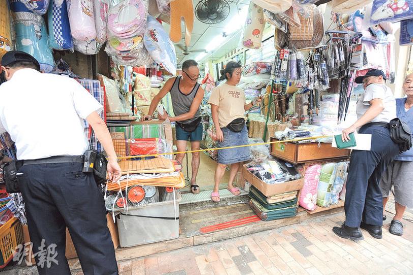 深水埗大南街賣棉被店舖因貨物擺放在門外的木製腳踏違例,食環署人員用軟尺量度後發出告票;負責人事後慨嘆,1500元罰款相當於一整天生意額,擔心貨物掛於店門外天花會否遭票控。(衛永康攝)深水埗北河街一菜檔檔主謝先生(圖右後)不滿新措施只針對地舖執法,忽略其他霸佔道路的排檔。(衞永康攝)被票控的深水埗大南街經營雜貨店主石先生(站在店內)表示,貨物需要放店外才能吸引老人家駐足觀看,擔心擺入店內會影響生意。(衛永康攝) 深水埗大南街賣棉被店舖因貨物擺放在門外的木製腳踏違例,食環署人員用軟尺量度後發出告票;負責人事後慨嘆,1500元罰款相當於一整天生意額,擔心貨物掛於店門外天花會否遭票控。(衛永康攝)深水埗北河街一菜檔檔主謝先生(圖右後)不滿新措施只針對地舖執法,忽略其他霸佔道路的排檔。(衞永康攝)被票控的深水埗大南街經營雜貨店主石先生(站在店內)表示,貨物需要放店外才能吸引老人家駐足觀看,擔心擺入店內會影響生意。(衛永康攝)