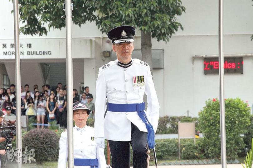 下月中退休的警務處副處長(行動)黃志雄(前)昨於警察結業會操上致辭,說回看30年警務生涯,均見警隊專業及投入的精神,相信警隊未來可迎難而上。(李紹昌攝) 下月中退休的警務處副處長(行動)黃志雄(前)昨於警察結業會操上致辭,說回看30年警務生涯,均見警隊專業及投入的精神,相信警隊未來可迎難而上。(李紹昌攝)