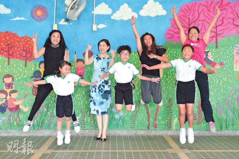 香港青年協會李兆基小學今學年減少測考,家長都指已感受到子女學習時較以前更快樂、主動,後排左二為校長謝煒珞。(蘇智鑫攝) 香港青年協會李兆基小學今學年減少測考,家長都指已感受到子女學習時較以前更快樂、主動,後排左二為校長謝煒珞。(蘇智鑫攝)