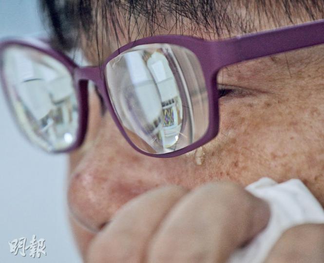 訪問當天,阿丹分享了很多自身遭遇,原本一直表現溫和,即使說到被虐打的片段亦不慍不火,但一說到在內地的女兒,她即時淚如泉湧。 ( 李紹昌攝) 訪問當天,阿丹分享了很多自身遭遇,原本一直表現溫和,即使說到被虐打的片段亦不慍不火,但一說到在內地的女兒,她即時淚如泉湧。 ( 李紹昌攝)