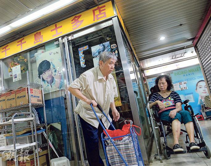 荃灣荃昌中心的「千千島士多店」由梁伯(左)及陳婆婆(右)22年前開設,夫婦合力為街坊製作印尼小食。婆婆近日跌倒後中風,不良於行,梁伯再無力支撐小店,月底將告別街坊。(劉焌陶攝) 荃灣荃昌中心的「千千島士多店」由梁伯(左)及陳婆婆(右)22年前開設,夫婦合力為街坊製作印尼小食。婆婆近日跌倒後中風,不良於行,梁伯再無力支撐小店,月底將告別街坊。(劉焌陶攝)