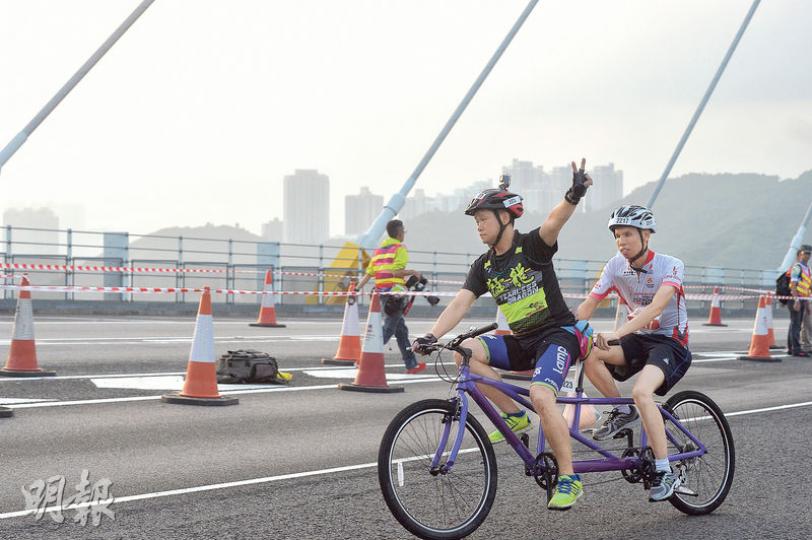 50公里組項目,大會除邀得海外頂尖車手參與,亦有兩組由視障及聽障者組成的「猛龍」成員參與,其中一組聽障者蘇先生(前)與視障者鄭先生(後)利用雙人車參賽,前者負責維持單車平衡及方向,後座專心為單車提供動力。(蘇智鑫攝)單車節今年新增50公里組,路線由「三隧三橋」組成,車手會經過汀九橋(圖)、青馬大橋及尖山隧道等,有車手說由於難得可以踩單車在大橋及隧道奔馳,因此路程中不時有人自拍。(蘇智鑫攝)單車節亦有家庭單車樂活動,父母可與子女一同坐三輪車,來回海旁附近馬路。活動在早上近10時開始,當時氣溫約30 50公里組項目,大會除邀得海外頂尖車手參與,亦有兩組由視障及聽障者組成的「猛龍」成員參與,其中一組聽障者蘇先生(前)與視障者鄭先生(後)利用雙人車參賽,前者負責維持單車平衡及方向,後座專心為單車提供動力。(蘇智鑫攝)單車節今年新增50公里組,路線由「三隧三橋」組成,車手會經過汀九橋(圖)、青馬大橋及尖山隧道等,有車手說由於難得可以踩單車在大橋及隧道奔馳,因此路程中不時有人自拍。(蘇智鑫攝)單車節亦有家庭單車樂活動,父母可與子女一同坐三輪車,來回海旁附近馬路。活動在早上近10時開始,當時氣溫約30
