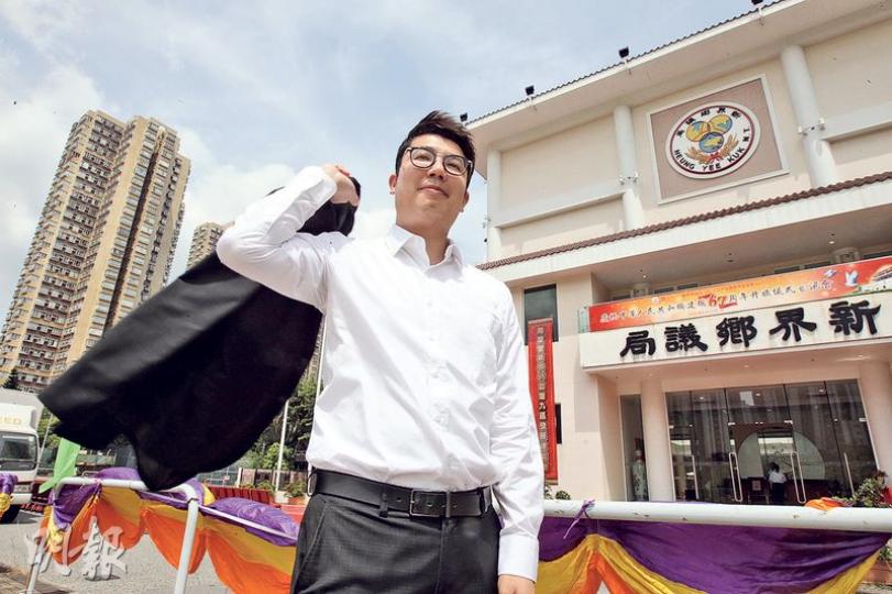 訪問當日,自動當選為區議會(一)的候任立法會議員劉國勳受邀出席鄉議局國慶酒會。本身是半個原居民的他更主動提議攝記,在鄉議局和背後屋苑的背景下拍攝,矢言進入議會要解決城鄉矛盾。(李紹昌攝) 訪問當日,自動當選為區議會(一)的候任立法會議員劉國勳受邀出席鄉議局國慶酒會。本身是半個原居民的他更主動提議攝記,在鄉議局和背後屋苑的背景下拍攝,矢言進入議會要解決城鄉矛盾。(李紹昌攝)