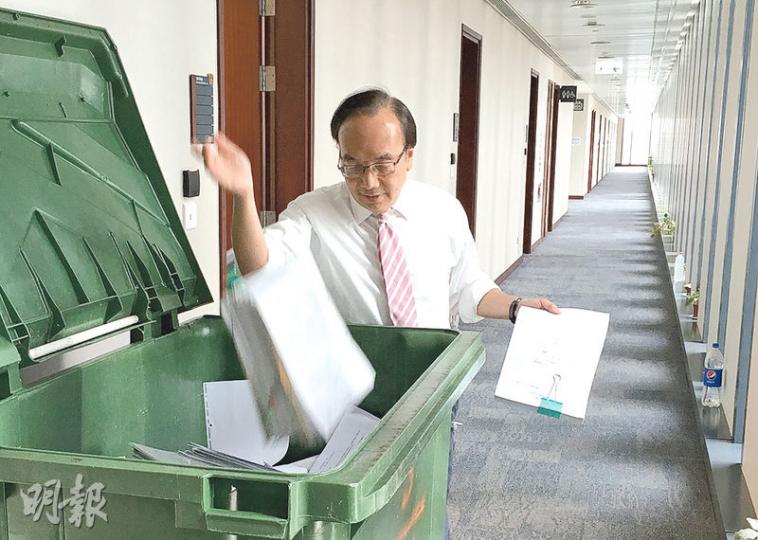公民黨梁家傑近日忙於執拾立法會辦公室,佢話要執拾12年來儲落嘅物品唔容易,仲要問埋清潔姨姨借「垃圾車」,方便清理。(楊康琪攝)梁家傑立法會辦公室收埋唔少珍藏,佢話最有價值嘅係記錄佢2007年參選特首嘅書籍禮盒(圖),佢自己保留8套,話要將來同啲孫講故仔用。(楊康琪攝) 公民黨梁家傑近日忙於執拾立法會辦公室,佢話要執拾12年來儲落嘅物品唔容易,仲要問埋清潔姨姨借「垃圾車」,方便清理。(楊康琪攝)梁家傑立法會辦公室收埋唔少珍藏,佢話最有價值嘅係記錄佢2007年參選特首嘅書籍禮盒(圖),佢自己保留8套,話要將來同啲孫講故仔用。(楊康琪攝)