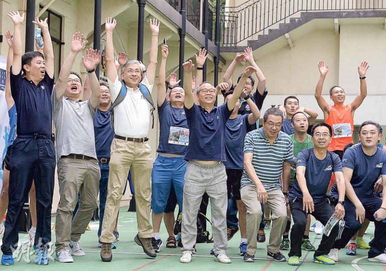 噚日嘅「聖保羅書院165周年歷史慈善跑」活動上,民政局長劉江華(前排右四)以舊生身分,聯同天文台長岑智明(前排左三)、政府新聞處長黃智祖(前排左二)等舊生重返母校主持鳴槍起步禮。(劉焌陶攝) 噚日嘅「聖保羅書院165周年歷史慈善跑」活動上,民政局長劉江華(前排右四)以舊生身分,聯同天文台長岑智明(前排左三)、政府新聞處長黃智祖(前排左二)等舊生重返母校主持鳴槍起步禮。(劉焌陶攝)