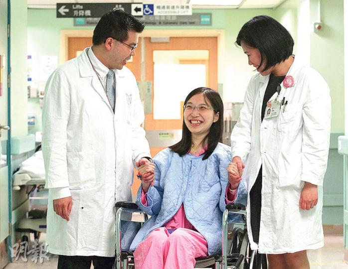 鄔詠妍(中)是肺動脈血壓高患者,懷孕風險極高,但她選擇堅持,只為女兒有機會看世界。今年中秋她確診先兆子癇,加上病情急速轉差,醫生決定緊急剖腹,母女平安。旁為醫生陳麒尹(左)及石允文(右)。(李紹昌攝) 鄔詠妍(中)是肺動脈血壓高患者,懷孕風險極高,但她選擇堅持,只為女兒有機會看世界。今年中秋她確診先兆子癇,加上病情急速轉差,醫生決定緊急剖腹,母女平安。旁為醫生陳麒尹(左)及石允文(右)。(李紹昌攝)