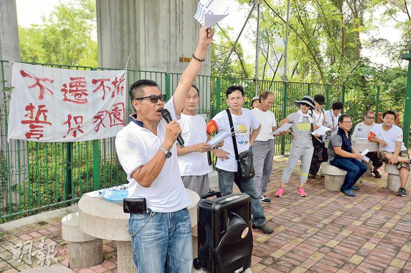 屬於橫洲發展計劃收地範圍的永寧村、鳳池村及楊屋新村,村民表示曾多次到政府總部請願,但當局「連接信的誠意也沒有」,若當局不叫停發展計劃,有村民準備司法覆核。左為永寧村村長陳愛金。(楊柏賢攝)25輛車組成的抗議車隊,車窗貼上「官商分豬肉、村民係肥肉」等標語,在橫洲外圍遊行一周,途經元朗大馬路鬧市。(楊柏賢攝) 屬於橫洲發展計劃收地範圍的永寧村、鳳池村及楊屋新村,村民表示曾多次到政府總部請願,但當局「連接信的誠意也沒有」,若當局不叫停發展計劃,有村民準備司法覆核。左為永寧村村長陳愛金。(楊柏賢攝)25輛車組成的抗議車隊,車窗貼上「官商分豬肉、村民係肥肉」等標語,在橫洲外圍遊行一周,途經元朗大馬路鬧市。(楊柏賢攝)