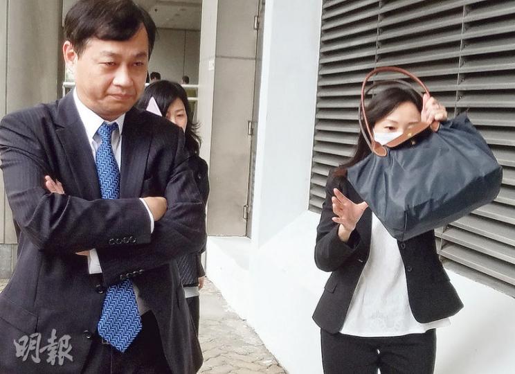 卓悅高級採購員李順萍(右)和卓悅公司代表(左)昨出庭應訊。(鄧力行攝) 卓悅高級採購員李順萍(右)和卓悅公司代表(左)昨出庭應訊。(鄧力行攝)