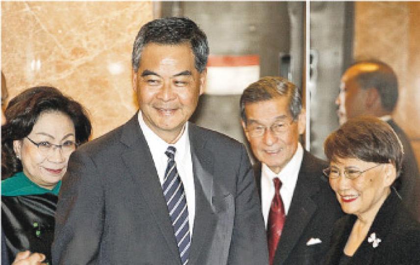 特首梁振英(左二)及太太梁唐青儀(左一)噚晚出席2016年度「邵逸夫獎」頒獎禮,主辦單位代表方逸華(右一)陪同梁振英進入會場。今屆3個獎項共有6名科學家獲獎。(郭慶輝攝) 特首梁振英(左二)及太太梁唐青儀(左一)噚晚出席2016年度「邵逸夫獎」頒獎禮,主辦單位代表方逸華(右一)陪同梁振英進入會場。今屆3個獎項共有6名科學家獲獎。(郭慶輝攝)