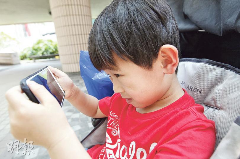 專家提醒家長,盡量不讓6歲以下的小朋友接觸電子產品,6歲後即使會接觸電子產品,亦應以正確姿勢和距離使用,每次亦不得使用多於20分鐘。(郭慶輝攝) 專家提醒家長,盡量不讓6歲以下的小朋友接觸電子產品,6歲後即使會接觸電子產品,亦應以正確姿勢和距離使用,每次亦不得使用多於20分鐘。(郭慶輝攝)
