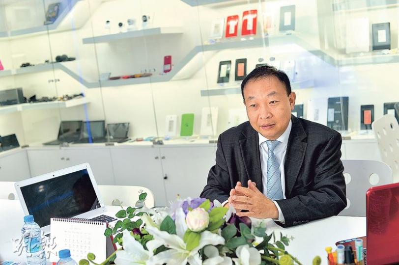 陽華集團董事長劉輝陽經常深港兩邊走,熟悉兩地科技發展的他點評,深圳人才相對集中,科技企業雲集深圳地鐵車公廟站一帶及深圳科技園,前者是陽華總部所在地,但香港亦有原創性團隊,訪問期間他更多次點名稱讚科大的機械人及無人機兩項發展相當出色。(蘇智鑫攝) 陽華集團董事長劉輝陽經常深港兩邊走,熟悉兩地科技發展的他點評,深圳人才相對集中,科技企業雲集深圳地鐵車公廟站一帶及深圳科技園,前者是陽華總部所在地,但香港亦有原創性團隊,訪問期間他更多次點名稱讚科大的機械人及無人機兩項發展相當出色。(蘇智鑫攝)