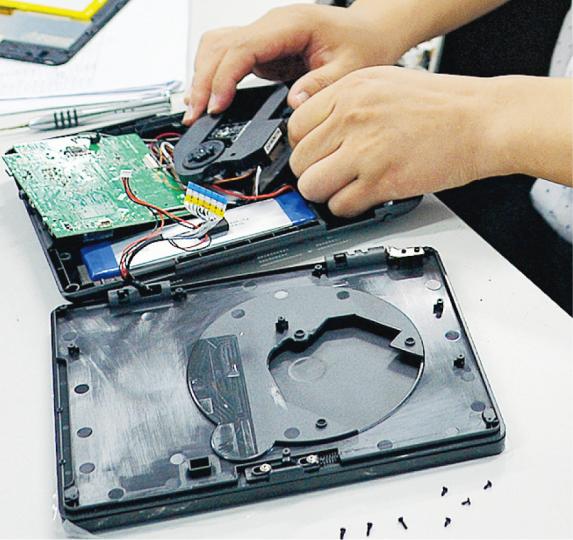 2012年,陽華集團由主打DVD機等傳統電子產品,轉型生產平板電腦等智能產品,但第一代生產的平板電腦因速度慢等因素滯銷,其後改良技術才漸上軌道。去年更將新舊產品特色二合為一,推出結合DVD硬盤的平板電腦,主打歐洲市場,並獲得首項專利。 (蘇智鑫攝) 2012年,陽華集團由主打DVD機等傳統電子產品,轉型生產平板電腦等智能產品,但第一代生產的平板電腦因速度慢等因素滯銷,其後改良技術才漸上軌道。去年更將新舊產品特色二合為一,推出結合DVD硬盤的平板電腦,主打歐洲市場,並獲得首項專利。 (蘇智鑫攝)