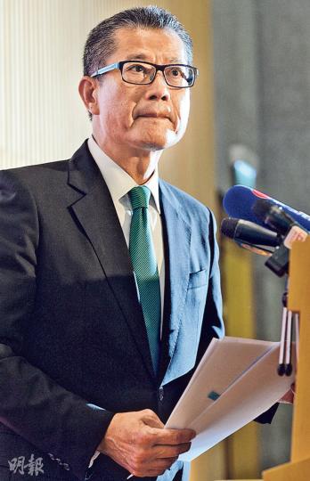 發展局長陳茂波(圖)稱,今年度首3季推出地皮共涉單位已達15,700伙,佔今年供應目標18,000伙約87%,相信全年達標並無問題。(劉焌陶攝) 發展局長陳茂波(圖)稱,今年度首3季推出地皮共涉單位已達15,700伙,佔今年供應目標18,000伙約87%,相信全年達標並無問題。(劉焌陶攝)