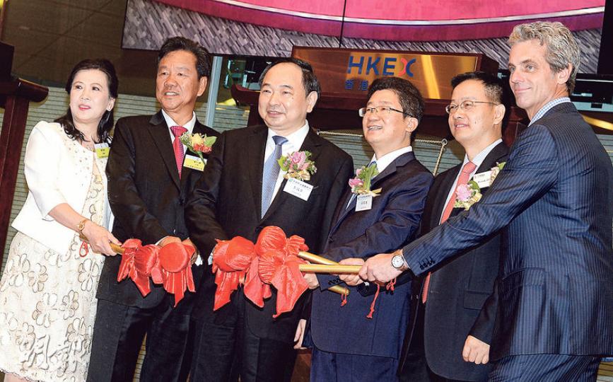 郵儲銀行與汛和集團昨同日掛牌表現迥異,汛和升逾一成收市,郵儲行則在保薦人拚命死守下微升0.2%。圖為郵儲銀行董事長李國華(左三)及汛和管理層一同主持上市儀式。(劉焌陶攝) 郵儲銀行與汛和集團昨同日掛牌表現迥異,汛和升逾一成收市,郵儲行則在保薦人拚命死守下微升0.2%。圖為郵儲銀行董事長李國華(左三)及汛和管理層一同主持上市儀式。(劉焌陶攝)