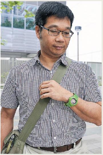 怡欣山莊助理服務總監梁錦榮作供稱,涉事職員稱貼膠紙是要讓院友易入睡,惟他在辯方盤問下承認,職員過往會以膠紙轉移院友目標,避免院友破壞物品。(蘇智鑫攝)4名怡欣山莊職員包括首被告陳瑪莉(左上)、次被告司徒文郁(右上)、第三被告譚綽愉(左下)及第四被告吳健豪(右下),均在與上司的會面中,承認曾貼過膠紙或拍攝院友。(蘇智鑫攝) 怡欣山莊助理服務總監梁錦榮作供稱,涉事職員稱貼膠紙是要讓院友易入睡,惟他在辯方盤問下承認,職員過往會以膠紙轉移院友目標,避免院友破壞物品。(蘇智鑫攝)4名怡欣山莊職員包括首被告陳瑪莉(左上)、次被告司徒文郁(右上)、第三被告譚綽愉(左下)及第四被告吳健豪(右下),均在與上司的會面中,承認曾貼過膠紙或拍攝院友。(蘇智鑫攝)