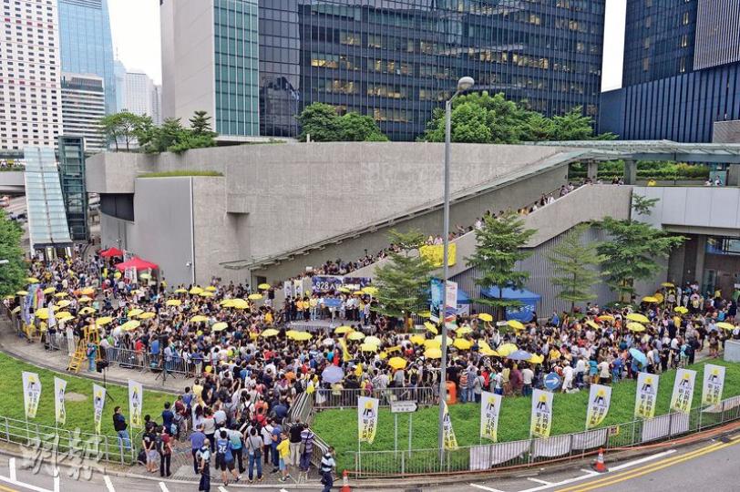 雨傘運動兩周年紀念集會在當年金鐘「佔領區」核心地帶「連儂牆」對開舉行,主辦方和警方都指約有1000人出席。參加者於下午5時58分、即兩年前警方發射首枚催淚彈的時候,全場默站3分鐘,不少人再次舉起黃傘。(鄧宗弘攝)佔中三子戴耀廷(左)、陳健民(右)、朱耀明(不在相中),以及香港天主教區榮休主教陳日君樞機(中)昨均有出席集會。(李紹昌攝)全場默站時,有參加者流淚。(李紹昌攝) 雨傘運動兩周年紀念集會在當年金鐘「佔領區」核心地帶「連儂牆」對開舉行,主辦方和警方都指約有1000人出席。參加者於下午5時58分、即兩年前警方發射首枚催淚彈的時候,全場默站3分鐘,不少人再次舉起黃傘。(鄧宗弘攝)佔中三子戴耀廷(左)、陳健民(右)、朱耀明(不在相中),以及香港天主教區榮休主教陳日君樞機(中)昨均有出席集會。(李紹昌攝)全場默站時,有參加者流淚。(李紹昌攝)