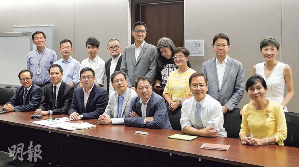 民主派和自決派等立法會議員昨日首次聚頭討論未來合作,民主黨、公民黨、公專聯、人民力量和社民連的議員都有出席。朱凱廸、劉小麗、羅冠聰,以及自稱中間派的醫學界陳沛然則遲到。(郭慶輝攝) 民主派和自決派等立法會議員昨日首次聚頭討論未來合作,民主黨、公民黨、公專聯、人民力量和社民連的議員都有出席。朱凱廸、劉小麗、羅冠聰,以及自稱中間派的醫學界陳沛然則遲到。(郭慶輝攝)