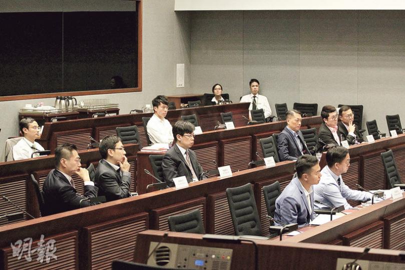 立法會搞新丁班,下晝請咗劉慧卿及葉國謙分享經驗,開頭只有8個建制派議員現身,佢哋認真聽書及提問,其後鄺俊宇(後排左二)及陳沛然(後排左一)加入,但會議室仍好多吉位。前排左起係周浩鼎、劉業強;中排左起係邵家輝、柯創盛、陳振英、吳永嘉、劉國勳及張國鈞。(郭慶輝攝)立法會新丁班,葉國謙(左)及劉慧卿(中)都敬告新丁,話唔同黨派都可以有商有量為香港做事。秘書長陳維安(右)就講解議會運作安排。(郭慶輝攝) 立法會搞新丁班,下晝請咗劉慧卿及葉國謙分享經驗,開頭只有8個建制派議員現身,佢哋認真聽書及提問,其後鄺俊宇(後排左二)及陳沛然(後排左一)加入,但會議室仍好多吉位。前排左起係周浩鼎、劉業強;中排左起係邵家輝、柯創盛、陳振英、吳永嘉、劉國勳及張國鈞。(郭慶輝攝)立法會新丁班,葉國謙(左)及劉慧卿(中)都敬告新丁,話唔同黨派都可以有商有量為香港做事。秘書長陳維安(右)就講解議會運作安排。(郭慶輝攝)