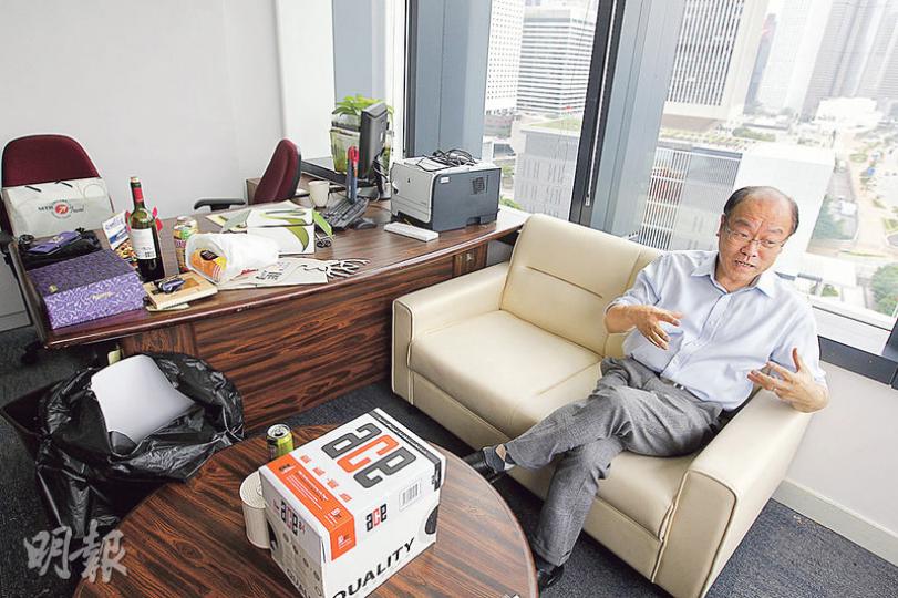 民協馮檢基噚日執拾,準備將立法會辦公室「交吉」,63歲嘅阿基話希望喺有生之年見到香港有真正嘅一國兩制、高度自治。(郭慶輝攝)新同盟范國威噚日執拾辦公室時攞起一塊示威牌,原來係去年用嚟諷刺特首梁振英喺港中足球大戰無表態支持港隊。(郭慶輝攝) 民協馮檢基噚日執拾,準備將立法會辦公室「交吉」,63歲嘅阿基話希望喺有生之年見到香港有真正嘅一國兩制、高度自治。(郭慶輝攝)新同盟范國威噚日執拾辦公室時攞起一塊示威牌,原來係去年用嚟諷刺特首梁振英喺港中足球大戰無表態支持港隊。(郭慶輝攝)