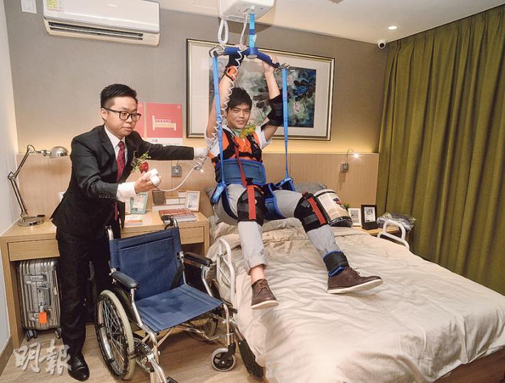 由青年社企「長屋設計」同長沙灣「簡愛.生活傢俬城」合作推出嘅「長者家居設計及照料服務體驗館」,噚日開放畀傳媒參觀。館內有個固定式吊機,畀行動不便者利用吊機喺輪椅同睡牀之間移動。(劉焌陶攝) 由青年社企「長屋設計」同長沙灣「簡愛.生活傢俬城」合作推出嘅「長者家居設計及照料服務體驗館」,噚日開放畀傳媒參觀。館內有個固定式吊機,畀行動不便者利用吊機喺輪椅同睡牀之間移動。(劉焌陶攝)