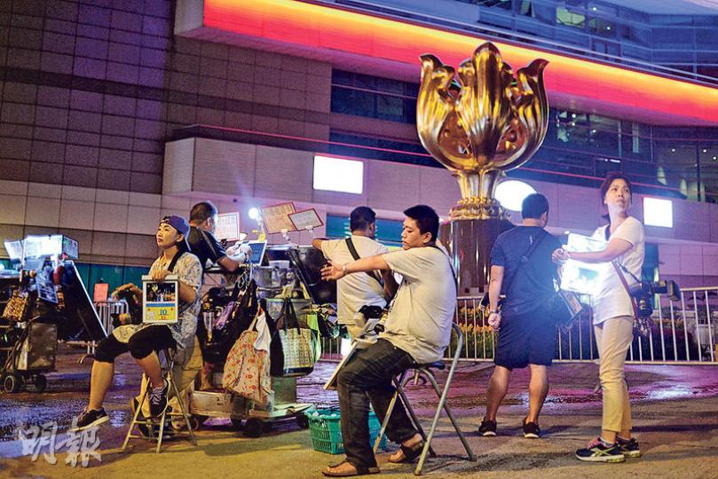 8月份訪港旅客下跌,當中內地客按年跌幅逾一成。昨日有人在受內地客歡迎的金紫荊廣場擺檔出售電話卡及提供拍照服務,入夜後人流疏落。(鄧宗弘攝) 8月份訪港旅客下跌,當中內地客按年跌幅逾一成。昨日有人在受內地客歡迎的金紫荊廣場擺檔出售電話卡及提供拍照服務,入夜後人流疏落。(鄧宗弘攝)