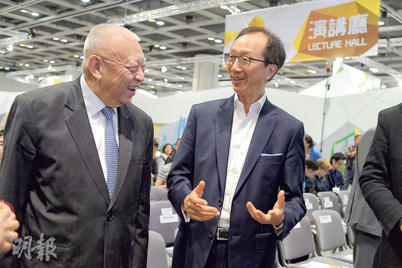 團結香港基金主辦的「創科博覽」昨舉行「論創投.打擂台」專家論壇,基金主席董建華(左)亦有出席。論壇由南豐集團董事長及行政總裁梁錦松(右)主持,他亦有份在論壇期間評審在台上講解創業計劃的初創企業表現。(鍾林枝攝) 團結香港基金主辦的「創科博覽」昨舉行「論創投.打擂台」專家論壇,基金主席董建華(左)亦有出席。論壇由南豐集團董事長及行政總裁梁錦松(右)主持,他亦有份在論壇期間評審在台上講解創業計劃的初創企業表現。(鍾林枝攝)