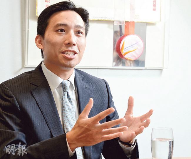 瑞銀黃國正鼓勵學生選擇大學時報考自己喜歡的科目,但平時要多關注國際經濟與金融事件,入職後亦要繼續「充電」學習。(劉焌陶攝) 瑞銀黃國正鼓勵學生選擇大學時報考自己喜歡的科目,但平時要多關注國際經濟與金融事件,入職後亦要繼續「充電」學習。(劉焌陶攝)