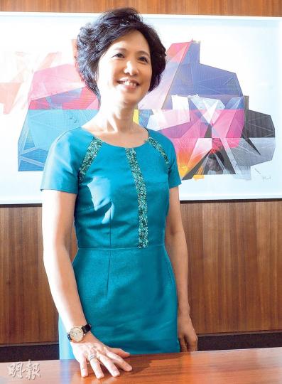 中銀曾錦燕表示,私人銀行前線人員服務的是一群高資產淨值客戶,對理財亦有自己的看法,從業員必須夠專業,能替客戶個人甚至公司等業務全方位着想,才能成為對方「值得信賴的伙伴」。(劉焌陶攝)瑞銀盧彩雲表示,希望私銀前線從業人員要熟悉內地市場環境與監管要求,並冀今年底前,八成本港私銀前線業者可「註冊化」。(劉焌陶攝) 中銀曾錦燕表示,私人銀行前線人員服務的是一群高資產淨值客戶,對理財亦有自己的看法,從業員必須夠專業,能替客戶個人甚至公司等業務全方位着想,才能成為對方「值得信賴的伙伴」。(劉焌陶攝)瑞銀盧彩雲表示,希望私銀前線從業人員要熟悉內地市場環境與監管要求,並冀今年底前,八成本港私銀前線業者可「註冊化」。(劉焌陶攝)