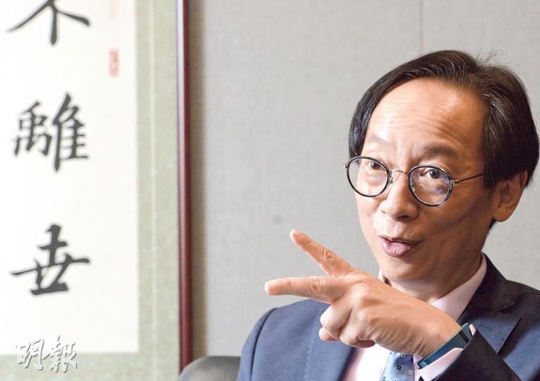 恒生銀行環球銀行及資本市場業務主管馮孝忠指出,SDR並非只有象徵意義,一方面在美元強勢下,是匯率中性的貨幣選擇;另一方面,將會是「一帶一路」的融資貨幣,從而減少對美元的使用,以及減輕人民幣貶值的壓力。(劉焌陶攝) 恒生銀行環球銀行及資本市場業務主管馮孝忠指出,SDR並非只有象徵意義,一方面在美元強勢下,是匯率中性的貨幣選擇;另一方面,將會是「一帶一路」的融資貨幣,從而減少對美元的使用,以及減輕人民幣貶值的壓力。(劉焌陶攝)
