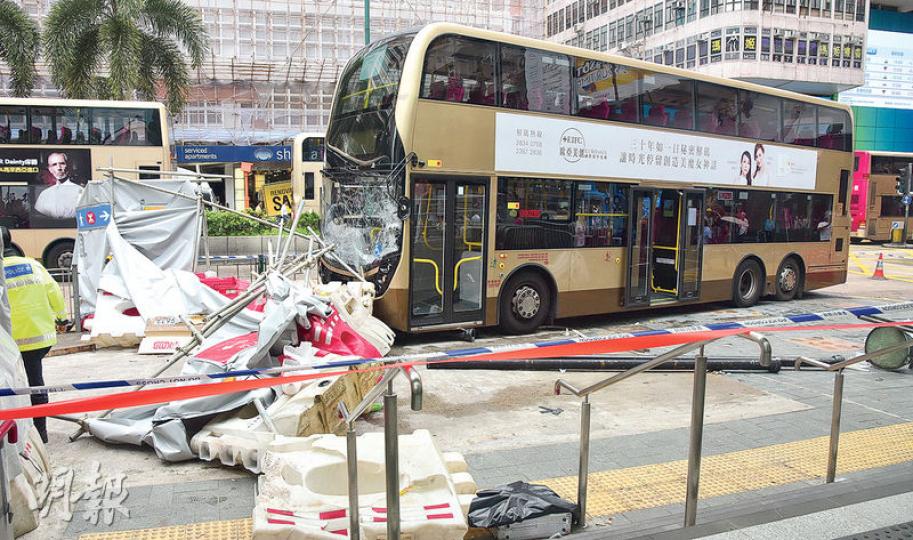 涉事巴士先撼向路邊鐵欄及路牌,再撞入尖沙嘴港鐵站A1出口對出的行人路,事後車頭擋風玻璃碎裂,插滿鐵枝。(蔡方山攝)40歲梁姓九巴男車長(圖)涉嫌危駕及藥駕被捕,警方正調查案發時車長的身體狀况。(蔡方山攝)死者男友(白衣者)趕抵醫院後得悉女友死訊,不禁流下男兒淚,更多次拳打醫院牆壁嚎哭,需友人安慰。(林智傑攝)涉事1A號九巴清晨沿尖沙嘴彌敦道往旺角方向行駛,途至海防道交界時,疑因司機失去知覺,巴士突然失控剷上尖沙嘴港鐵站A1出口對開行人路。(蔡方山攝) 涉事巴士先撼向路邊鐵欄及路牌,再撞入尖沙嘴港鐵站A1出口對出的行人路,事後車頭擋風玻璃碎裂,插滿鐵枝。(蔡方山攝)40歲梁姓九巴男車長(圖)涉嫌危駕及藥駕被捕,警方正調查案發時車長的身體狀况。(蔡方山攝)死者男友(白衣者)趕抵醫院後得悉女友死訊,不禁流下男兒淚,更多次拳打醫院牆壁嚎哭,需友人安慰。(林智傑攝)涉事1A號九巴清晨沿尖沙嘴彌敦道往旺角方向行駛,途至海防道交界時,疑因司機失去知覺,巴士突然失控剷上尖沙嘴港鐵站A1出口對開行人路。(蔡方山攝)