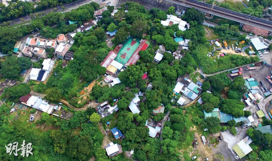 屬橫洲第一期發展項目、興建4000個單位的綠化地帶,目前有多間寮屋散落。根據顧問公司其中一份報告披露,房屋署原先曾計劃興建5000個公營房屋單位,包括2500個公屋及2500個居屋單位。(鄧宗弘攝)政府計劃先發展橫洲第1期興建4000個單位,當中包括興建新的道路接駁,但土木工程拓展署去年5月修改道路走線,其中迴旋處位置修改後「對正」毗鄰的新世界地盤。目前該處正是永寧村範圍的民居,居住於此的婆婆在村內生活70多年,已收到政府通知,須於2017年8月前遷離。(鄧宗弘攝)被指參與橫洲公屋項目「摸底」的 屬橫洲第一期發展項目、興建4000個單位的綠化地帶,目前有多間寮屋散落。根據顧問公司其中一份報告披露,房屋署原先曾計劃興建5000個公營房屋單位,包括2500個公屋及2500個居屋單位。(鄧宗弘攝)政府計劃先發展橫洲第1期興建4000個單位,當中包括興建新的道路接駁,但土木工程拓展署去年5月修改道路走線,其中迴旋處位置修改後「對正」毗鄰的新世界地盤。目前該處正是永寧村範圍的民居,居住於此的婆婆在村內生活70多年,已收到政府通知,須於2017年8月前遷離。(鄧宗弘攝)被指參與橫洲公屋項目「摸底」的