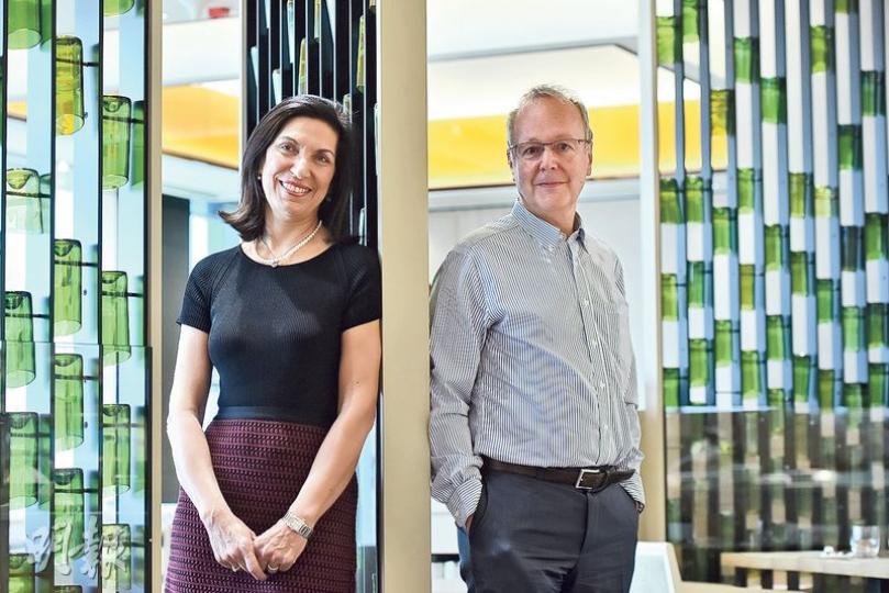 今年邵逸夫生命科學及醫學獎由美籍黎巴嫩學者、分子與人類及遺傳學教授胡達•佐格比(左),以及英國遺傳學教授艾德里安•伯德(右)二人共同奪得。兩名得獎者因發現罕見病「雷特氏症」的病因及積極研究治療方法,獲遴選委員會頒獎肯定研究成果。(鍾林枝攝) 今年邵逸夫生命科學及醫學獎由美籍黎巴嫩學者、分子與人類及遺傳學教授胡達•佐格比(左),以及英國遺傳學教授艾德里安•伯德(右)二人共同奪得。兩名得獎者因發現罕見病「雷特氏症」的病因及積極研究治療方法,獲遴選委員會頒獎肯定研究成果。(鍾林枝攝)