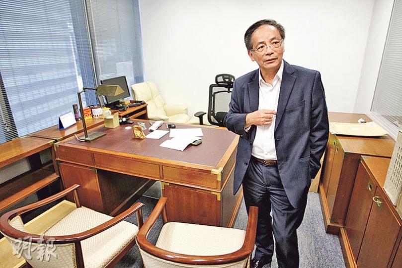 最後一天擔任立法會議員的民建聯葉國謙,在立法會的辦公室已清理得七七八八,圖中的桌椅由舊立法會大樓沿用至今,他會把這批「古董」帶到私人辦公室使用。(郭慶輝攝) 最後一天擔任立法會議員的民建聯葉國謙,在立法會的辦公室已清理得七七八八,圖中的桌椅由舊立法會大樓沿用至今,他會把這批「古董」帶到私人辦公室使用。(郭慶輝攝)