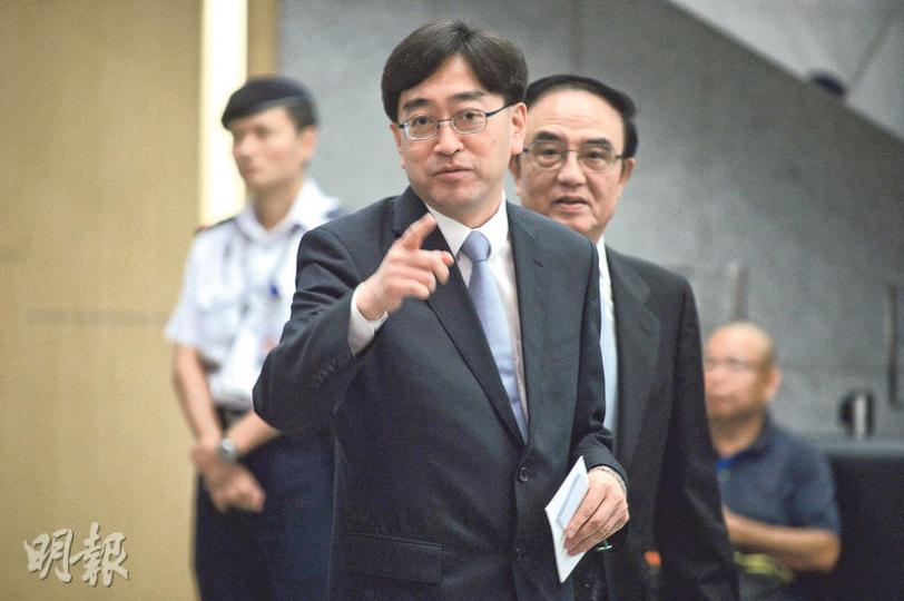 政府明天起推行提高私院收費透明度先導計劃,食物及衛生局高永文(前)稱,本港以往未有類似措施,形容今次「好大進步」,盼令病人對治療費用更有預算。(蘇智鑫攝) 政府明天起推行提高私院收費透明度先導計劃,食物及衛生局高永文(前)稱,本港以往未有類似措施,形容今次「好大進步」,盼令病人對治療費用更有預算。(蘇智鑫攝)