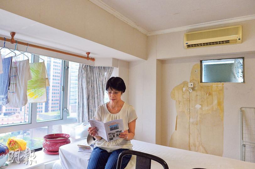 翠湖花園業主徐太為屋苑維修付出30多萬元,維修前房間牆身「滴水不漏」,維修後房間牆身滲水,整幅牆是水漬,由於電掣位處滲水位置,不敢開啟房間冷氣。她懷疑是大廈外牆維修出現問題,才令水滲進單位內牆身。(鄧宗弘攝) 翠湖花園業主徐太為屋苑維修付出30多萬元,維修前房間牆身「滴水不漏」,維修後房間牆身滲水,整幅牆是水漬,由於電掣位處滲水位置,不敢開啟房間冷氣。她懷疑是大廈外牆維修出現問題,才令水滲進單位內牆身。(鄧宗弘攝)