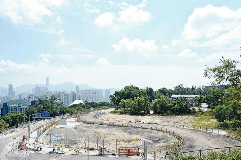 昨日截標的筆架山龍翔道地王吸引多家發展商合組財團競投,其中包括世茂房地產伙拍龍光地產入標,而信置亦伙拍新世界、嘉華國際及帝國集團合作遞交標書。(楊柏賢攝) 昨日截標的筆架山龍翔道地王吸引多家發展商合組財團競投,其中包括世茂房地產伙拍龍光地產入標,而信置亦伙拍新世界、嘉華國際及帝國集團合作遞交標書。(楊柏賢攝)