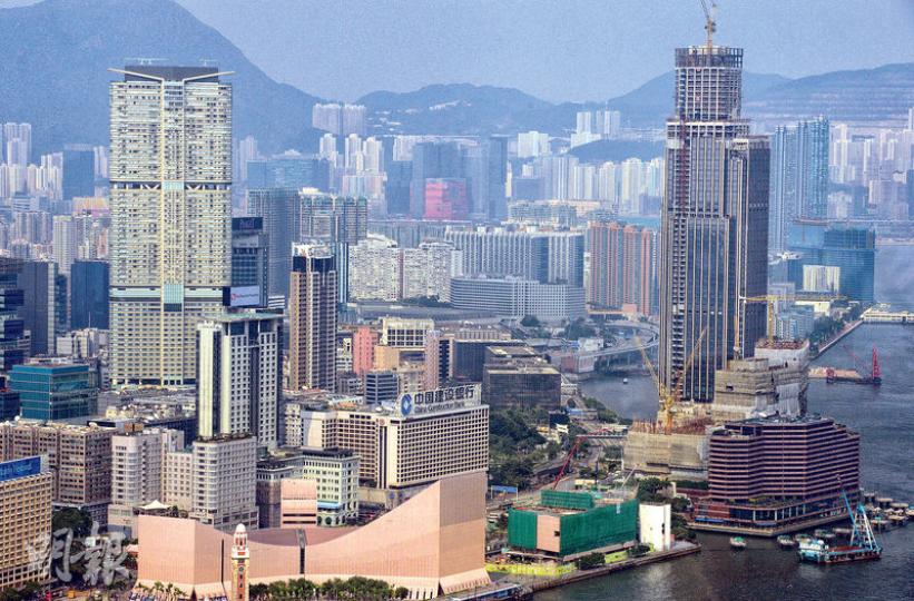 鄭裕彤逝世,未能見證集團地標式物業、尖東新世界中心(右)明年重建完成的情景。左為新世界另一地標建築名鑄,其基座為商場K11。(劉焌陶攝) 鄭裕彤逝世,未能見證集團地標式物業、尖東新世界中心(右)明年重建完成的情景。左為新世界另一地標建築名鑄,其基座為商場K11。(劉焌陶攝)