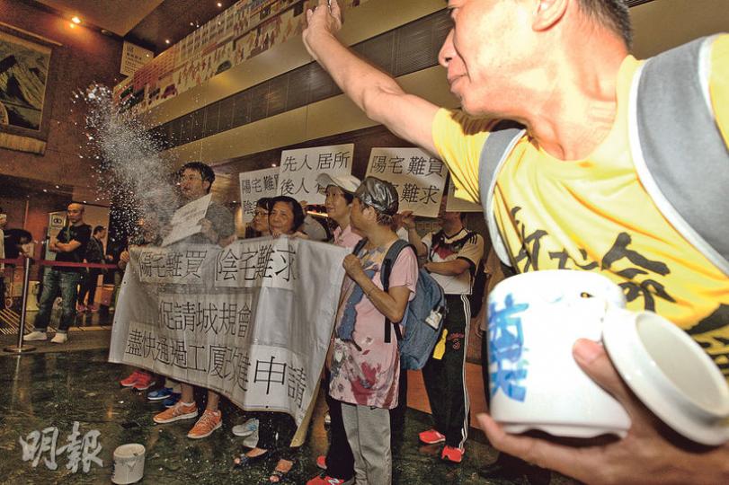 多個團體及當區居民昨早在城規會審議嘉里柴灣貨倉改建骨灰龕場前到場抗議,反對計劃,其間有支持改建的團體到場表達意見,即被反對者在其前面撒象徵骨灰的粉末,最終城規會否決改建申請。(李紹昌攝) 多個團體及當區居民昨早在城規會審議嘉里柴灣貨倉改建骨灰龕場前到場抗議,反對計劃,其間有支持改建的團體到場表達意見,即被反對者在其前面撒象徵骨灰的粉末,最終城規會否決改建申請。(李紹昌攝)