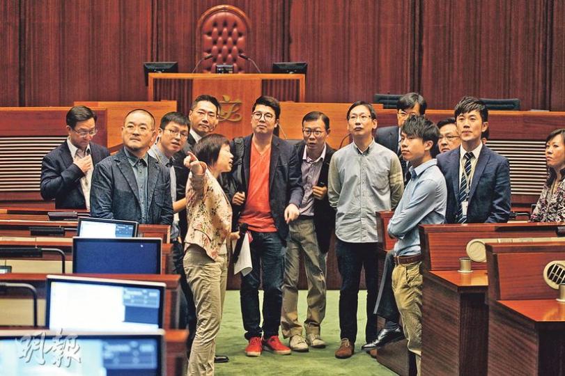 立法會秘書處職員(前)噚日向一眾議會新丁介紹會議廳內「玄機」,事關會議廳黑色玻璃後面都係攝影房間,所以新丁上任後開會,相信都要打醒十二分精神喇。(李紹昌攝)一眾議會新丁第一次踏足立法會大樓記者室都表現興奮,又好奇點解會有頭盔,醫學界陳沛然(左四)貪得意戴埋上頭;其實呢啲頭盔係記者採訪裝備之一。(渠贇攝) 立法會秘書處職員(前)噚日向一眾議會新丁介紹會議廳內「玄機」,事關會議廳黑色玻璃後面都係攝影房間,所以新丁上任後開會,相信都要打醒十二分精神喇。(李紹昌攝)一眾議會新丁第一次踏足立法會大樓記者室都表現興奮,又好奇點解會有頭盔,醫學界陳沛然(左四)貪得意戴埋上頭;其實呢啲頭盔係記者採訪裝備之一。(渠贇攝)