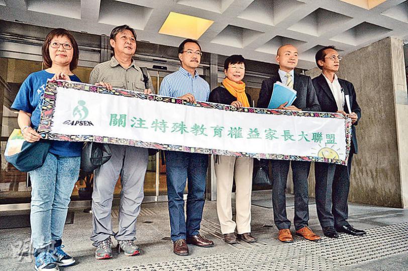 佛教普光學校前校長何巧嬋(右三)與立法會議員張超雄( 右四)等,昨代表原訴人王倩到高等法院領取判辭。張超雄在庭外表示裁決影響深遠,希望教育局日後分配資源時能做到人人平等。(蘇智鑫攝) 佛教普光學校前校長何巧嬋(右三)與立法會議員張超雄( 右四)等,昨代表原訴人王倩到高等法院領取判辭。張超雄在庭外表示裁決影響深遠,希望教育局日後分配資源時能做到人人平等。(蘇智鑫攝)