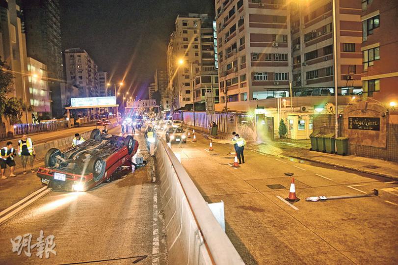 的士掃毁路中石壆兩個路牌,再剷上斜起石壆,「四輪朝天」跌落馬路滑行逾15米始停下,幸的士司機僅受輕傷,其中一個路牌擊破附近大廈外牆鹹水管,鹹水噴出(圖右)。(蔡方山攝) 的士掃毁路中石壆兩個路牌,再剷上斜起石壆,「四輪朝天」跌落馬路滑行逾15米始停下,幸的士司機僅受輕傷,其中一個路牌擊破附近大廈外牆鹹水管,鹹水噴出(圖右)。(蔡方山攝)