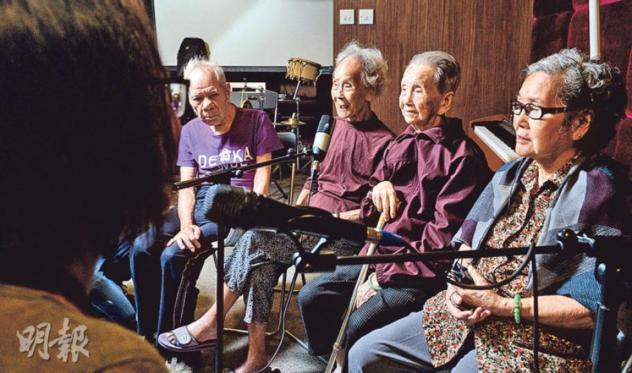 5名加起來近500歲的「老友記」為電台的「鎮台之寶」,其中吳碧蓮(右一)及「Amy」許爵(右二)為「皇牌歌后」,「主播」陳惠芳(左二)則擔大旗與聽眾分享每周時事趣聞,「九爺」張九(左一)則帶聽眾時光倒流「話當年」。(劉焌陶攝) 5名加起來近500歲的「老友記」為電台的「鎮台之寶」,其中吳碧蓮(右一)及「Amy」許爵(右二)為「皇牌歌后」,「主播」陳惠芳(左二)則擔大旗與聽眾分享每周時事趣聞,「九爺」張九(左一)則帶聽眾時光倒流「話當年」。(劉焌陶攝)